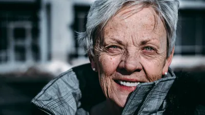 Smiling older woman in a relaxed portrait, representing healthy ageing and UTI prevention in elderly women